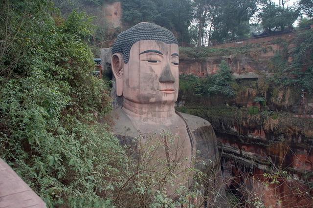 樂山大佛為何以屹立千年?又為何既不雙手合十也不打坐呢?