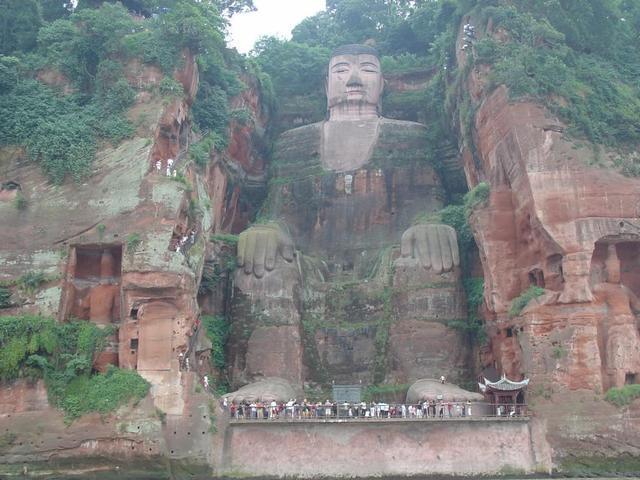 樂山大佛為何以屹立千年?又為何既不雙手合十也不打坐呢?